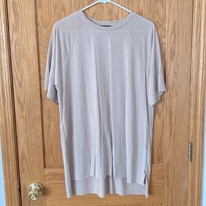 5/$20 -- NWOT Forever 21 Long Raw Cut Tee